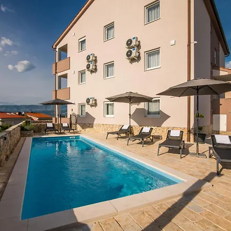 Tries With Heated Pool In Apartment Klimno